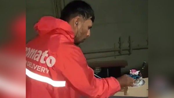 Video: दोस्तों के ग्रुप ने Zomato Delivery Boy के साथ मनाया न्यू ईयर सेलिब्रेशन, लोगों ने की जमकर तारीफ