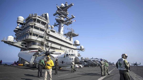 Aircraft Carrier: एयरक्राफ्ट कैरियर पर कैसे उतरते और रुकते हैं तेज रफ्तार लड़ाकू विमान?