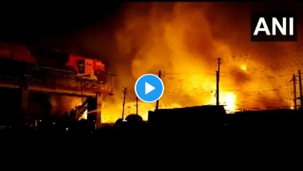 Fire in shops Jorhat: असम में शॉर्ट सर्किट से भीषण आग लगी, 100 से अधिक दुकानें जलकर खाक, VIDEO