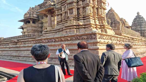 G-20 Summit: खजुराहो के मंदिरों की खूबसूरती पर मोहित हुए विदेशी मेहमान, एकटक निहारते रहे