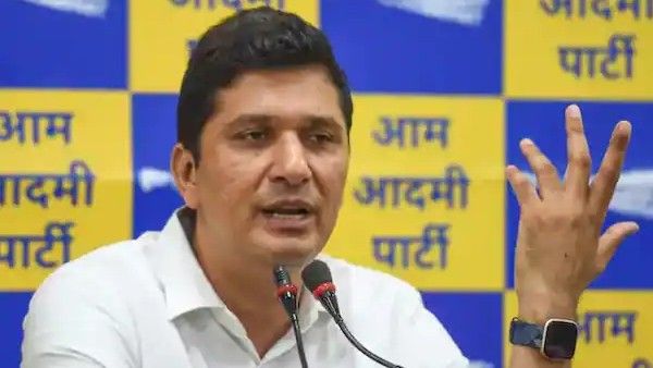 AAP नेता सौरभ भारद्वाज ने पूछा- क्या टीचर्स को ट्रेनिंग के लिए विदेश भेजना गलत है?