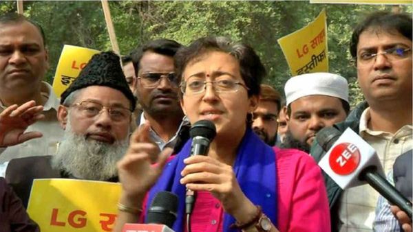 सुप्रीम कोर्ट के आदेश के बाद AAP ने की LG विनय सक्सेना के इस्तीफे की मांग, जमकर किया प्रदर्शन