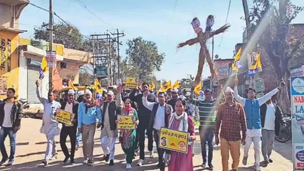 Rohtak: AAP ने पुतला फूंक कर जताया विरोध, कहा- अडानी के मामले में हो निष्पक्ष जांच