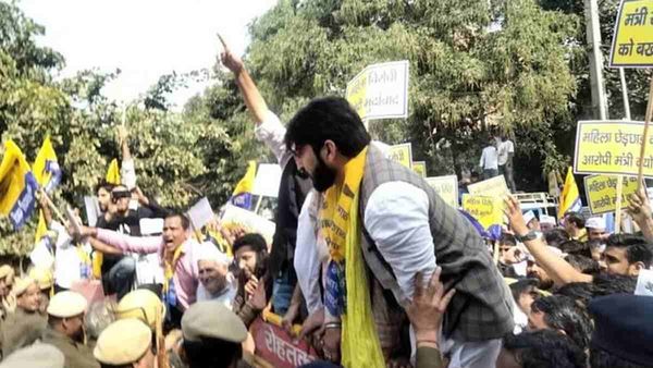 Haryana News: BJP कार्यालय के बाहर AAP का जोरदार प्रदर्शन, मंत्री संदीप सिंह को बर्खास्त करने की मांग