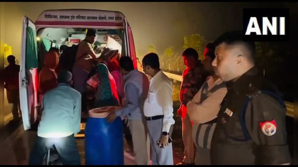 यमुना एक्सप्रेसवे पर डिवाइडर से टकराकर बस पलटी, 3 की मौत, 12 घायल