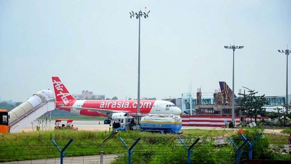 DGCA ने अचानक रनवे पर रोक दी Air Asia की फ्लाइट, सामने आई ये वजह