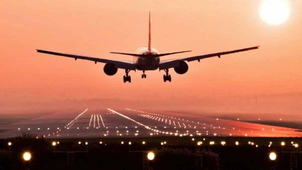 अमेरिका में फ्लाइट के भीतर यात्री ने आपात दरवाजा खोलने की कोशिश की, फ्लाइट अटेंडेंट पर किया हमला