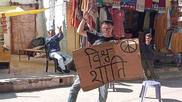 खजुराहो की सड़क पर अमेरिकन युवक का मोहक डांस, दे रहा विश्व शांति का संदेश