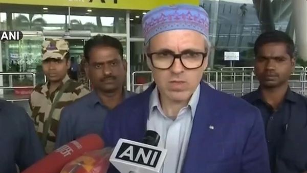 'घर में बसेरा करने आ गए हैं आपके मुर्गे', अध्यादेश विवाद पर उमर अब्दुल्ला ने अरविंद केजरीवाल पर कसा तंज