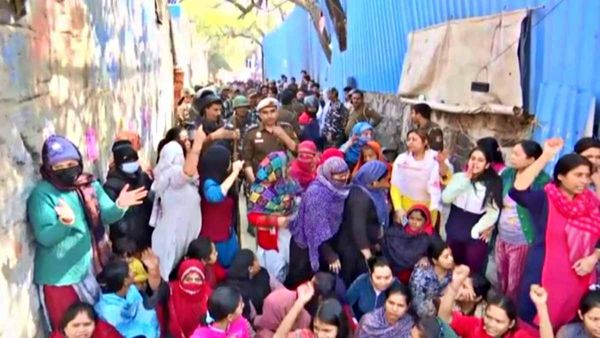 Mehrauli Protest: DDA की कार्रवाई से भड़कीं महिलाएं, दिल्ली पुलिस पर फेंका लाल मिर्च पाउडर