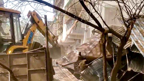 दिल्ली सरकार ने महरौली में बुलडोजर पर लगाया ब्रेक! DDA ने रोका अतिक्रमण रोधी अभियान