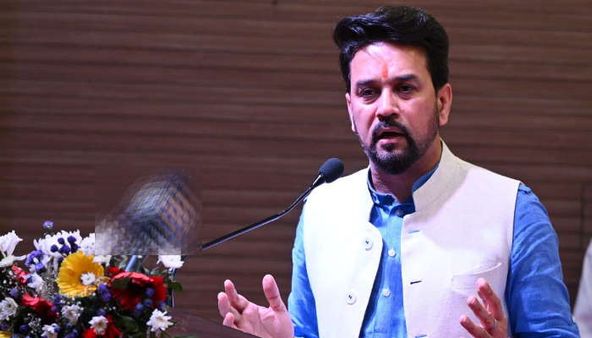 अनुराग ठाकुर ने साधा गांधी परिवार पर निशाना, खड़गे को लेने चंद आये, प्रियंका के लिए बिछा दिए फूल 