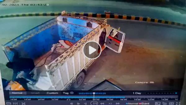 पिकअप से बांध उखाड़ ले गए साढ़े 4 लाख से भरा ATM, CCTV फुटेज‍ में देखें कैसे दिया वारदात को अंजाम?
