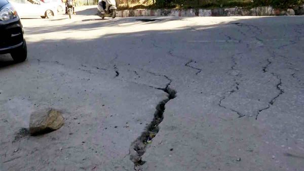 Joshimath sinking: बद्रीनाथ हाईवे पर नई दरारें, प्रशासन हुआ सतर्क, ये है रणनीति