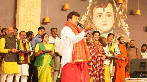 Bageshwar Dham पहुंचे MP मनोज तिवारी ने गाए भोजपुरी गाने, 'हिंदू राष्ट्र' के मुद्दे पर कही ये बात