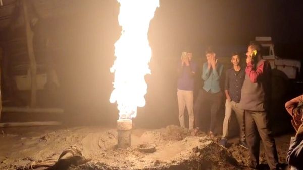 MP: नलकूप में पानी की जगह निकल आई ज्वलनशील गैस, धधक रहीं आग की लपटें