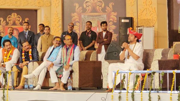 Bageshwardham: संतों की शरण में सरकार, सीएम शिवराज और मंत्रियों ने लिया आशीर्वाद