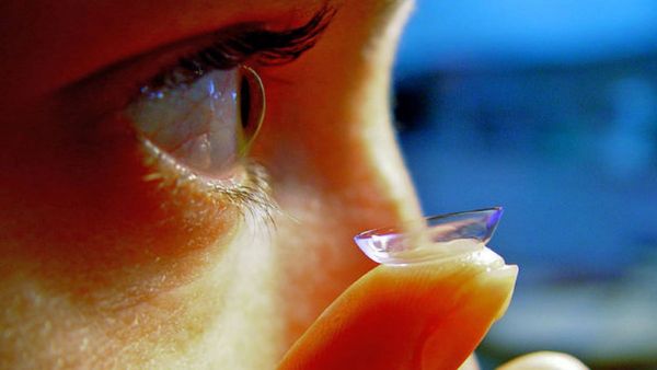 क्या आप भी कॉन्टैक्ट लेंस लगाकर सोते हैं ? हो जाएं सावधान, शख्‍स ने इसी गलती से गवांई एक आंख की रोशनी