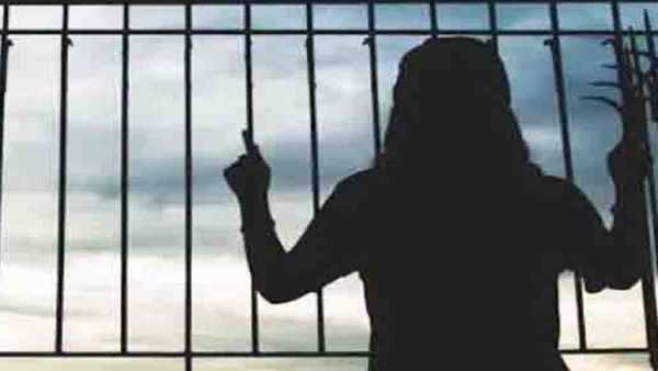 कोरोना के डर से महिला ने बेटे के साथ खुद को 3 साल तक घर में रखा कैद, पति ने बाहर रहकर निभाया फर्ज, फिर एक दिन