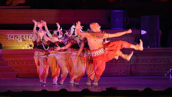 खजुराहो डांस फेस्टिवल: नृत्य और भावों से मंच पर उतारी भगवान 'विष्णु के दशावतार की लीला'