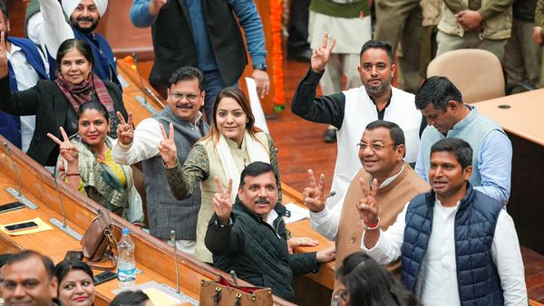 Delhi mayor election : बिना मेयर चुने हंगामे के बीच MCD हाउस लगातार तीसरी बार स्थगित