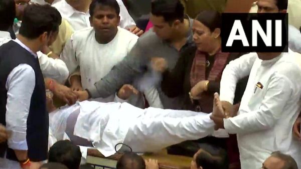 दिल्‍ली एमसीडी में भाजपा और आप पार्षदों के बीच हुई हाथापाई, इस झड़प के बीच जमीन पर गिरा एक पार्षद