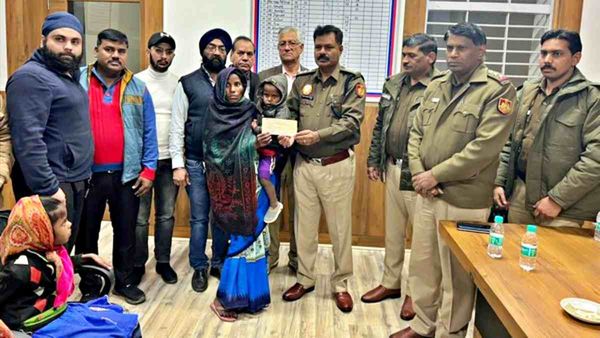 Delhi Police Humanity की अद्भुत मिसाल बनी ! ब्लास्ट पीड़ित परिवार को 1.76 लाख रुपये की मदद