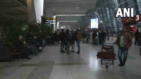 Delhi Weather: कोहरे के चलते देरी से उड़ रही फ्लाइटें, अगले दो दिनों तक चलेंगी सर्द हवाएं