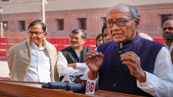 'उनकी गलती क्या थी, उन्होंने गुजरात दंगों की एक डॉक्यूमेंट्री बनाई', BBC ऑफिस रेड पर दिग्विजय सिंह