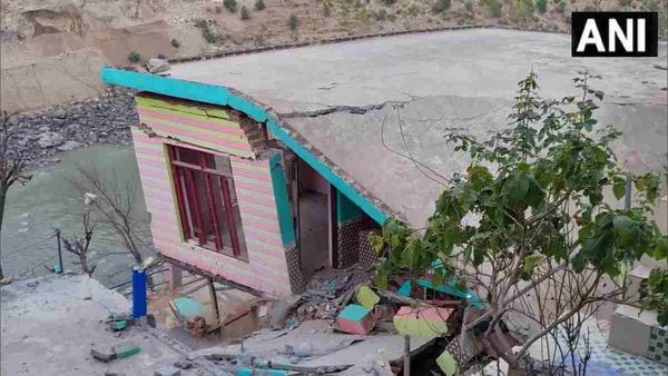 Doda House Cracks: जम्मू कश्मीर के डोडा में 21 घरों और मस्जिद में आई दरारें, किया गया रेड अलर्ट जारी
