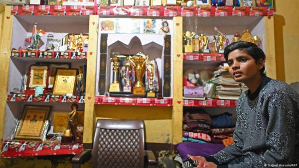 कभी जूते खरीदने के पैसे नहीं थे, अब क्रिकेट से मिले 10 लाख