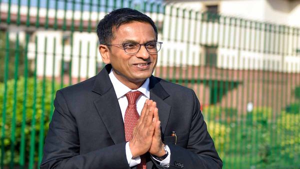 'चुप रहना समस्या का हल नहीं, बोलना जरूरी', कानून के छात्रों से बोले CJI चंद्रचूड़