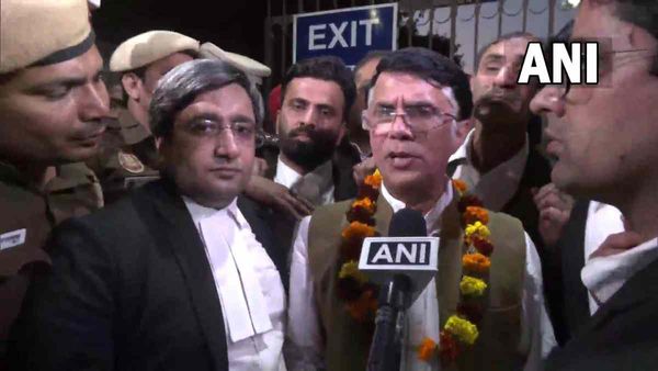 Supreme Court: फिर से टली पवन खेड़ा की गिरफ्तारी, पीएम पर टिप्पणी मामले में 17 मार्च तक मिली राहत
