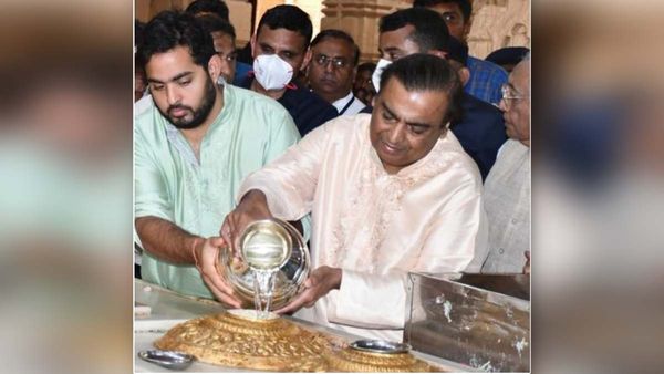 Ambani Mahashivratri के मौके पर सोमनाथ पहुंचे, बेटे आकाश अंबानी के साथ किया ज्योतिर्लिंग का अभिषेक