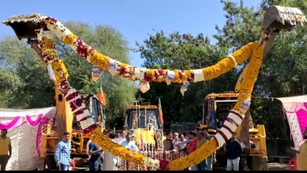 Video: 5 कुंटल की माला और तीन बुलडोजर से गृह मंत्री नरोत्तम मिश्रा का अनोखा स्वागत