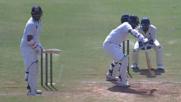 कमिटमेंट को सलाम! कलाई में फ्रैक्चर हुआ तो हनुमा विहारी ने लेफ्ट हेंडर बनकर एक हाथ से ही थामा बैट