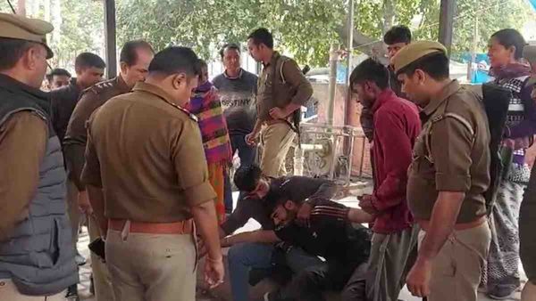 Hathras News: कांवड़ लेकर भरतपुर जा रहा कावड़िया ट्रेन की चपेट में आया, हुई दर्दनाक मौत