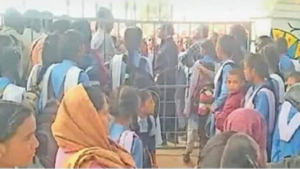 लेट आने वाले शिक्षकों को छात्राओं ने सिखाया सबक, स्कूल के गेट पर जड़ा ताला