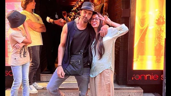 गाड़ी में बैठकर Hrithik Roshan ने गर्लफ्रेंड सबा आजाद को चोरी-छुपे किया लिप किस, वायरल हो रहा वीडियो