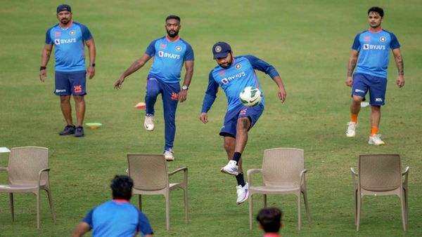 IND vs AUS: वनडे सीरीज के लिए फिर नजरअंदाज किए गए संजू सैमसन, 10 साल बाद इस गेंदबाज की हुई वापसी