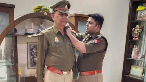 Anoop Singh: यूपी पूलिस में IPS बेटे ने SI पिता के कंधे पर सजाए सितारे, बॉस बनकर पहुंचे थाने