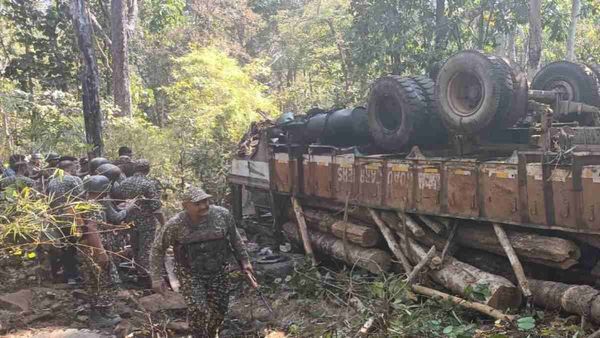 Chhattisgarh: लकड़ियों से भरा ट्रक बेकाबू होकर पलटा, ITBP जवानों ने बचाई 8 लोगों की जान