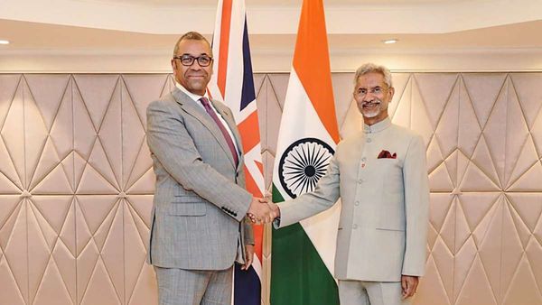 विदेश मंत्री एस जयशंकर की ब्रिटेन के समकक्ष जेम्स क्लेवरली से बातचीत, द्विपक्षीय संबंधों पर चर्चा