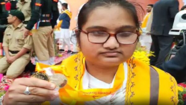 जज्बे को सलाम! आंखों से देख नहीं पातीं, मां ने नोट्स की रिकॉर्डिंग बनाई, उसी को सुनकर परीक्षा में किया टॉप