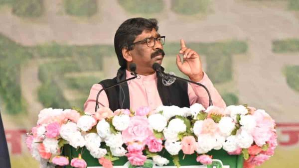 'बाहरियों ने झारखंड को बनाया चारागाह', धनबाद में कुछ यूं व‍िपक्षियों पर बरसे सीएम सोरेन