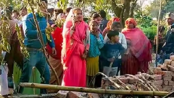 अतिक्रमण हटाने के दौरान महिला और उसकी बेटी जिंदा जल गई, ग्रामीणों ने टीम पर किया पथराव, गांव में भारी तनाव