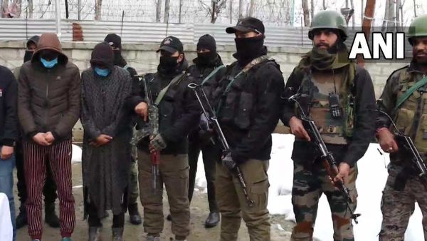 Kashmir: कुलगाम में आतंकी मॉड्यूल का पर्दाफाश, 6 गिरफ्तार, गोला-बारूद बरामद