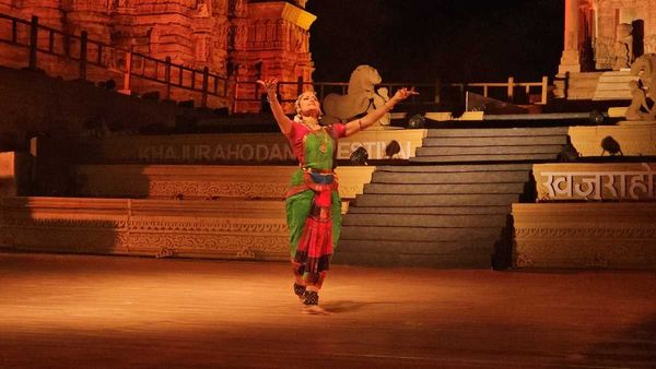 Khajuraho Dance Festival-2023: खजुराहो में जानकी रंगराजन के भरतनाट्यम से उठा नृत्योत्सव का पर्दा