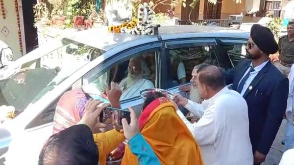 महंत नृत्यगोपाल दास बीमार हैं, फिर भी रामभक्तों के आग्रह पर उनकी चौखट तक पहुंचे