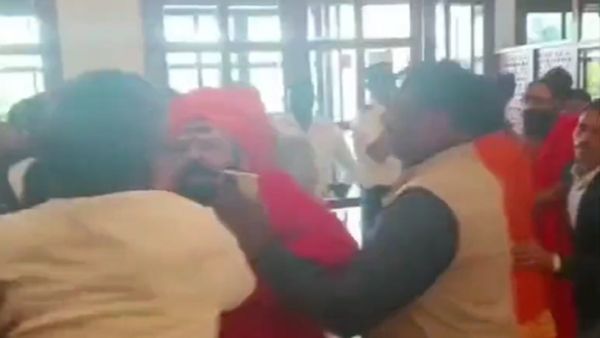 टीवी डिबेट के दौरान भिड़े स्वामी प्रसाद मौर्य- महंत राजूदास, मारपीट का वीडियो आया सामने